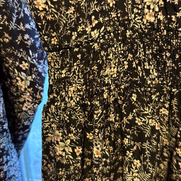 Elegant Black Floral Dress - Picture 5 of 7